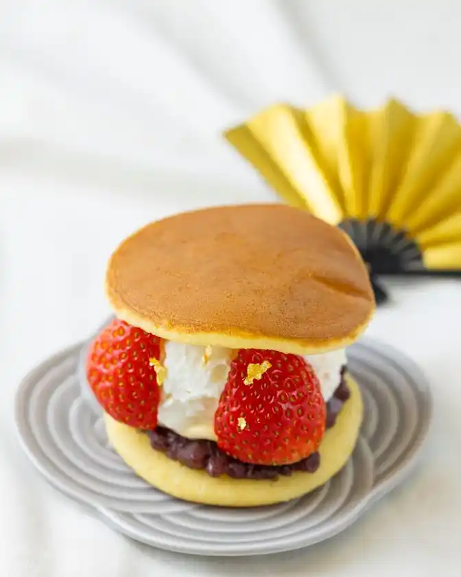 ばたーあんどら焼き【お正月いちご】　1個600円