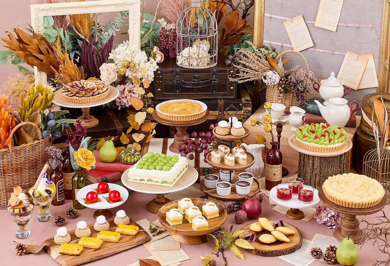 【京王プラザホテル】 いも・栗・かぼちゃにシャインマスカットなど、秋の味覚を贅沢に使用したスイーツに話題のクレープも！ 出来立てのスイートポテト、フォンダンショコラに限定スイーツが楽しめる「オータムスイーツブッフェ」