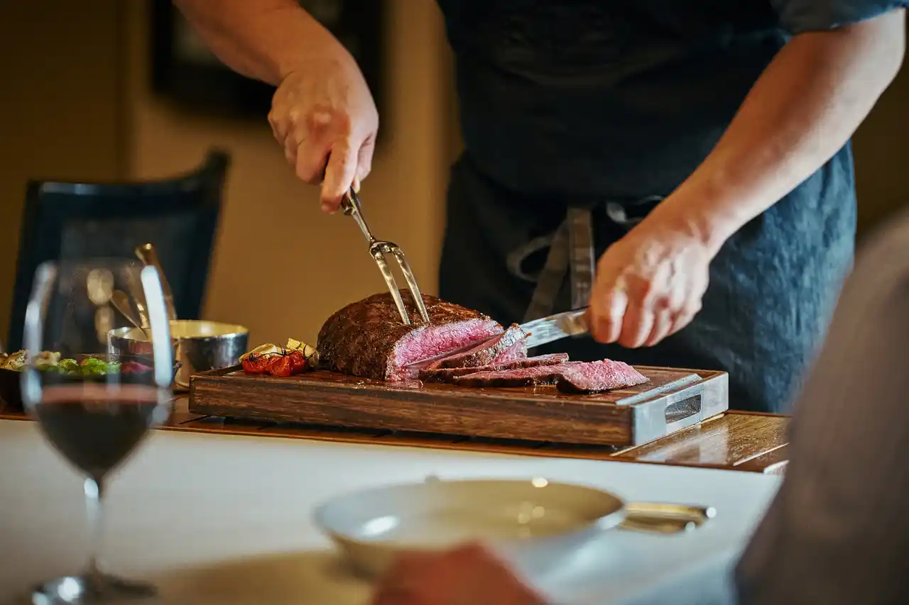 A5黒毛和牛の塊肉をテーブルでカットするライブ感あふれる新たな食体験「ステーキハウスの冬限定ディナーコース」【グランド ハイアット 東京】