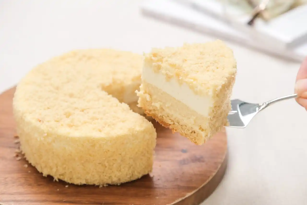 【新感覚の二層仕立て】とろりと、なめらか。重なり合う質感を愉しむ『2種類のくちどけ楽しむチーズケーキ』をスナックミーオンラインストアで期間限定発売