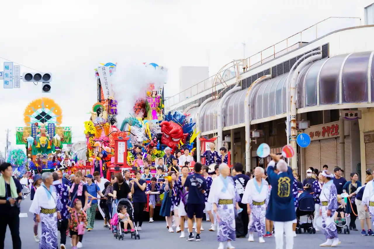 【TOWADA TRAVEL】山車運行やパレードで最高の盛り上がりを見せます！9月5日からの3日間、豪華絢爛な伝統行事「十和田市秋まつり」が開催！