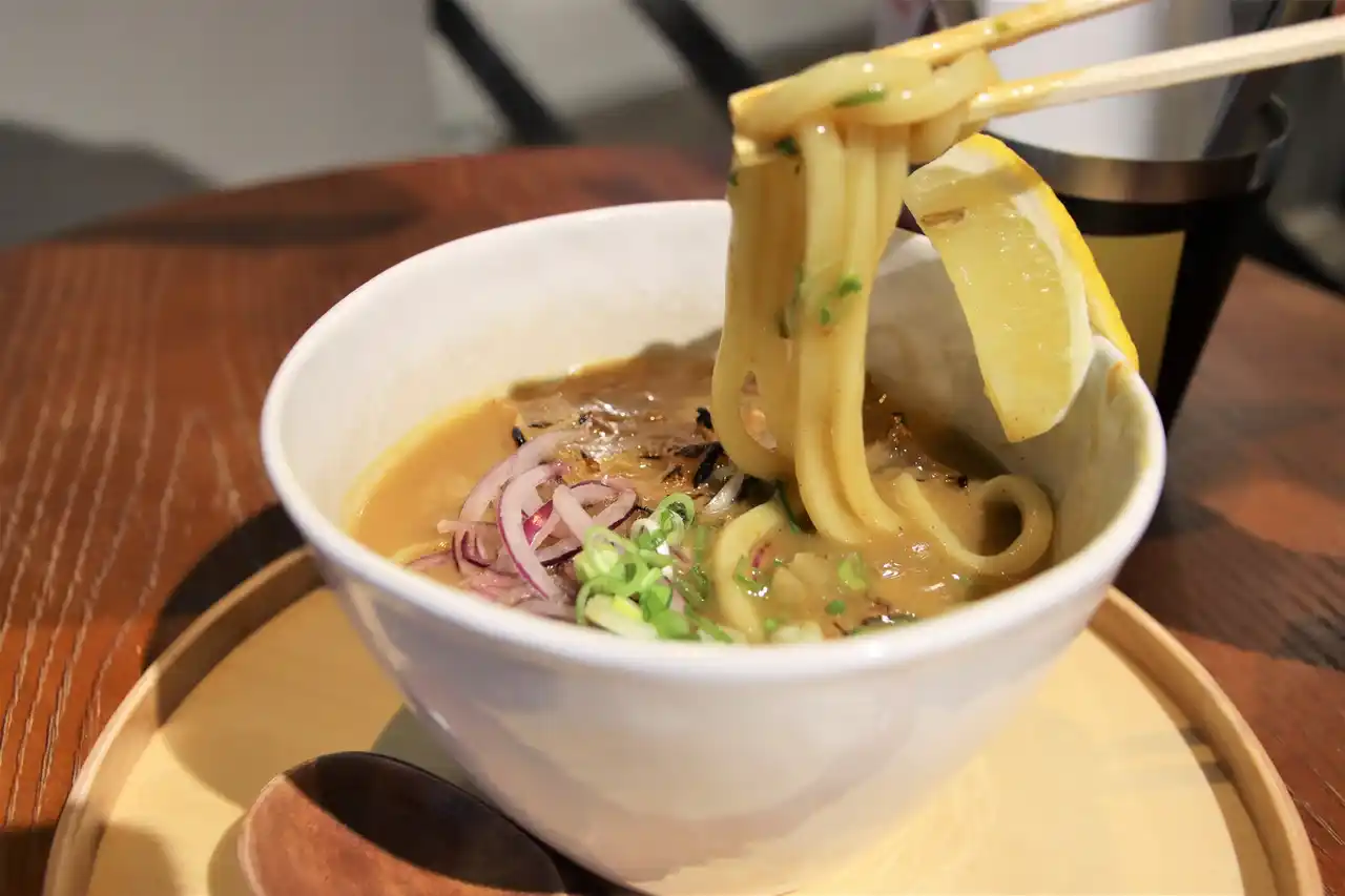 【羽曳野市役所】 人気カレー店で羽曳野市特産「油かす」を使ったカレーうどんとカレーが新登場！市のプロモーション企画から実現