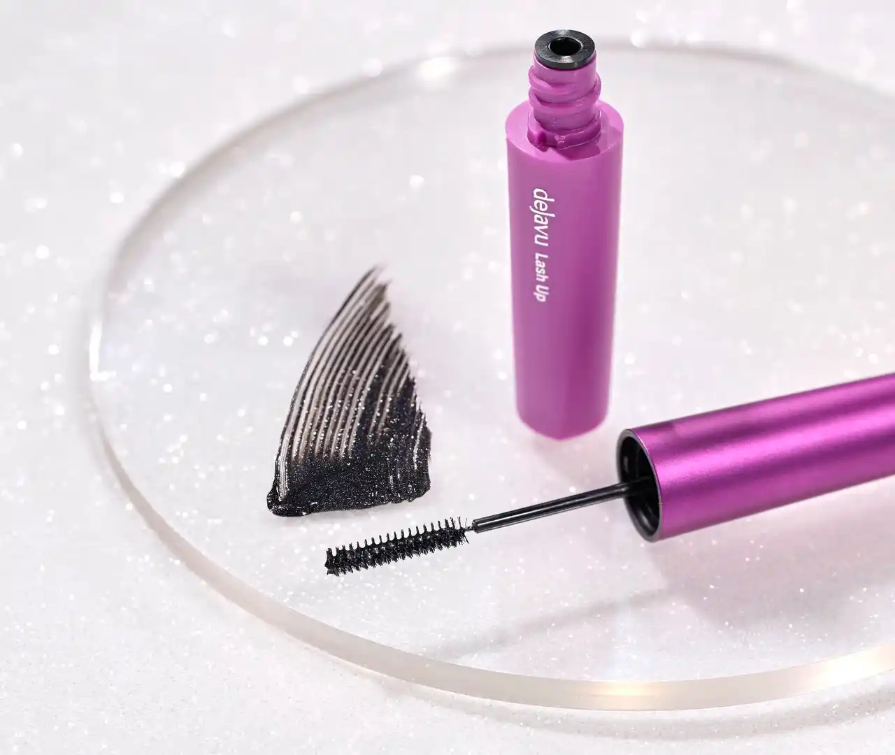 【イミュ株式会社】 デジャヴュ「塗るつけまつげ」自まつげ際立てタイプから、冬限定色「スパークルブラック」を発売！まつげを際立てながら、透明感のある黒にシルバーパールがきらめく、ホリデーシーズン仕様の特別なブラック。