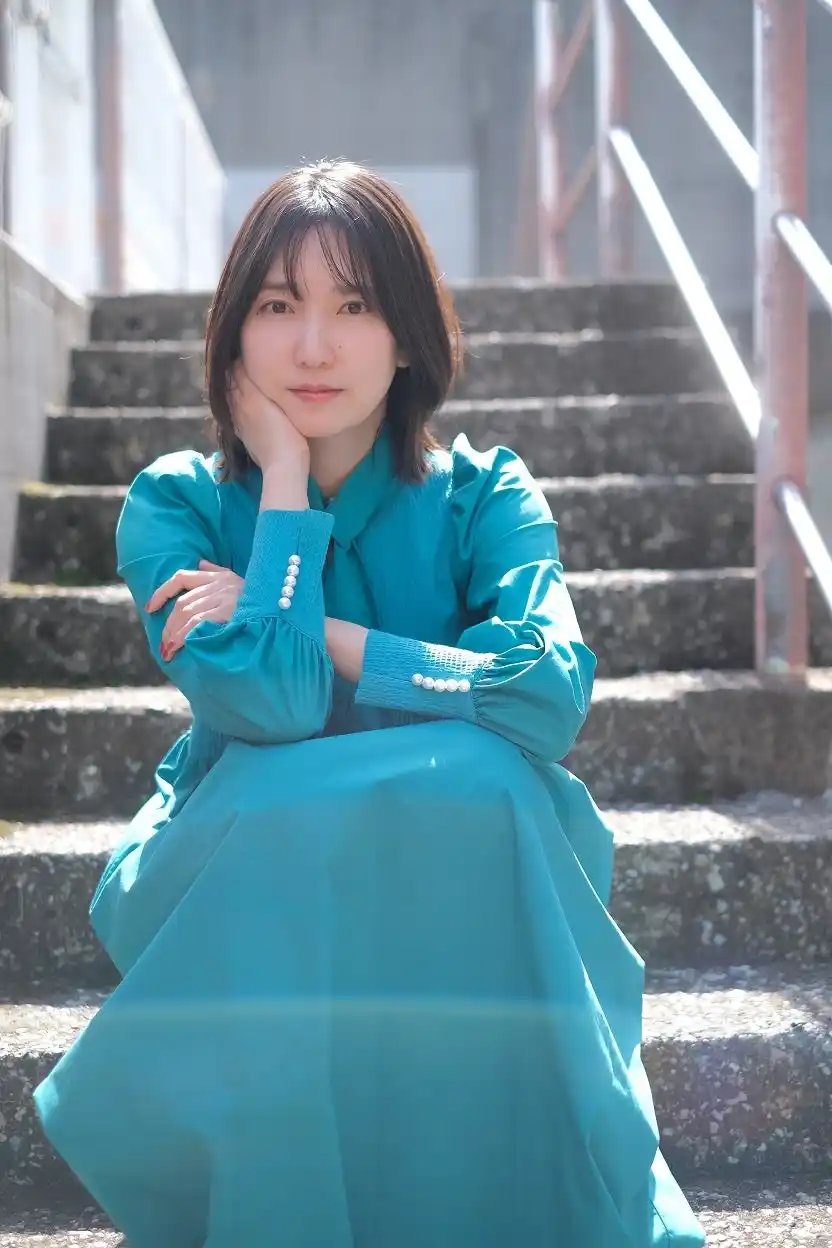 【日本コロムビア株式会社】 南壽あさ子　４ｔｈアルバム『ＡＭＵＬＥＴ』収録曲「オン・ザ・スクリーン」が縦型ホラーショートドラマ「闇に光」の主題歌に決定！！ドラマは佐野史郎、大沢健主演のアブジェクトホラー