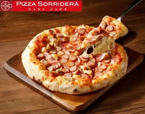 【イオン株式会社】 家族の笑顔が集まるお盆に、素材にこだわり手間暇をかけ店内で焼き上げた、イオンこだわりの本格ピッツァで肉厚な思い出を！ ピッツァソリデラから「４種の具だくさんミートピッツァ」を新発売