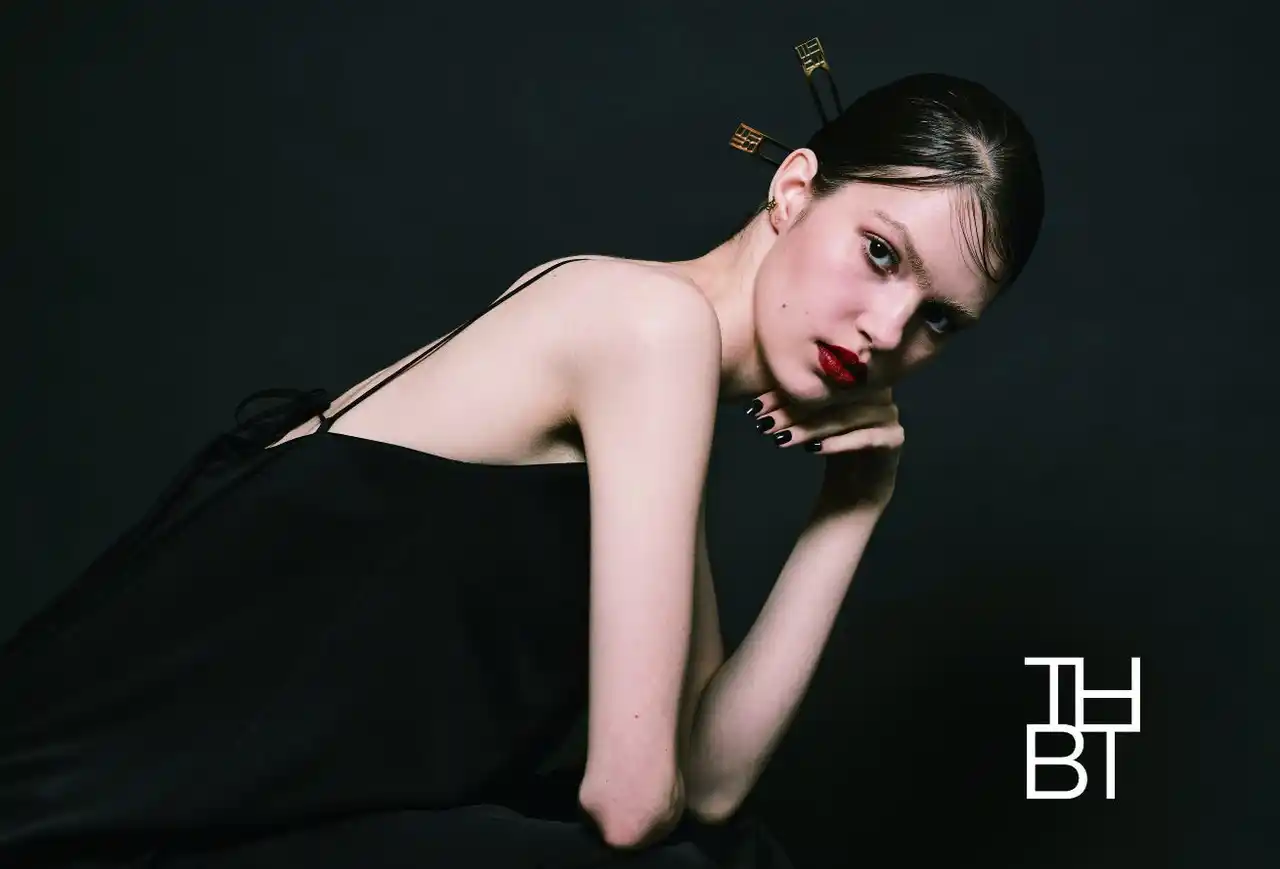 ＜THE HAIR BAR TOKYO＞より「1本で留まる、決まる。」究極のTHBT Metal Emblem Hairpin が登場!