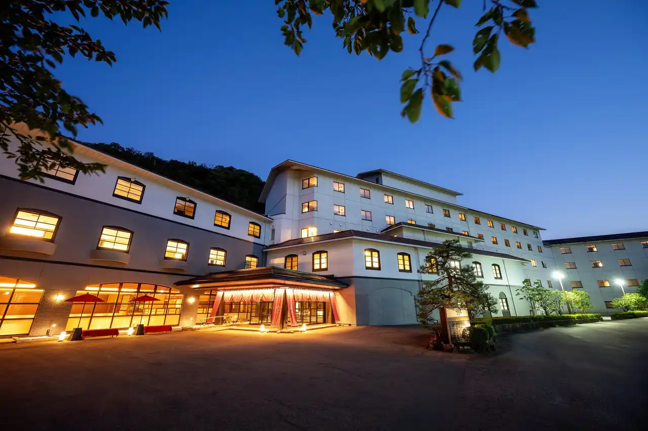 『山中温泉 河鹿荘』、名杜氏が率いる「農口尚彦研究所」の日本酒を楽しめる宿泊プランを開始