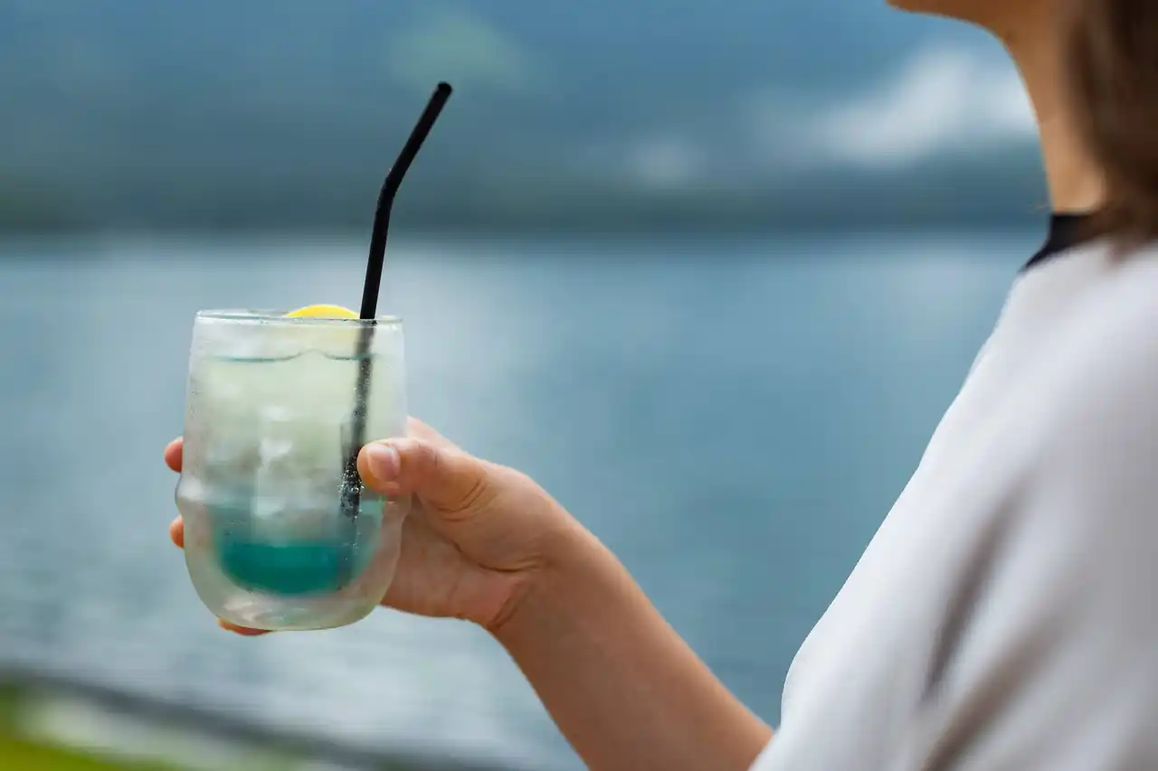 【株式会社ズクトチエ】 「ao LAKESIDE CAFE」と「Hakuba Zekkei Sauna “ao”」オープンから1周年で累計90,000人が来場！