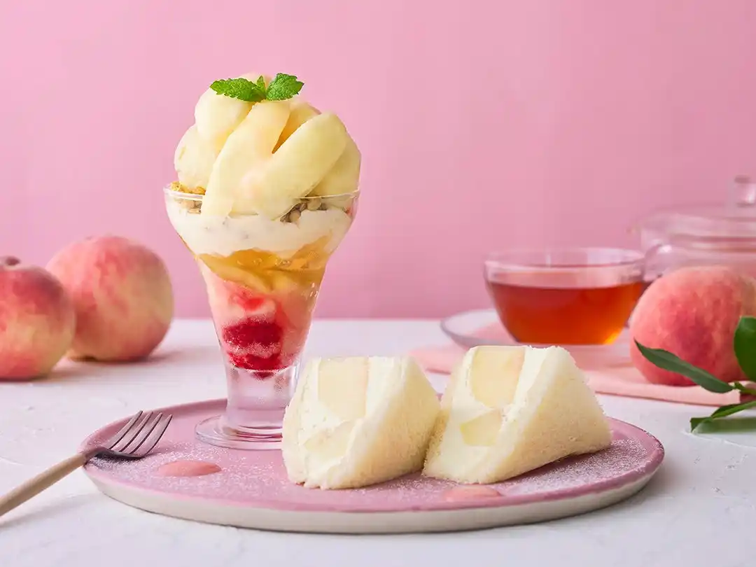【Afternoon Tea】白桃パフェとフルーツサンドが楽しめる「白桃づくしのスイーツプレート」や、まるごと白桃のミルフィーユを店舗限定で発売