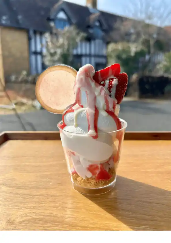 いちごまつりパフェ　～チーバベリーショコラタルトのせ～