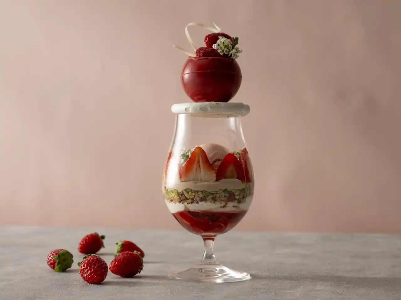 【ヨコハマ グランド インターコンチネンタル ホテル】 艶やかな赤いドームがひときわ目を引く芸術的な大人の贅沢パフェ「パルフェ フレーズ～いちごのパフェ～」2026年2月16日より発売