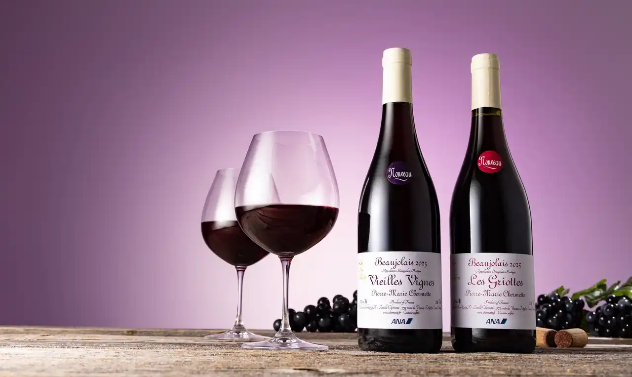 【全日空商事株式会社】 “ボージョレ希望の光”と絶賛の「ピエール・マリー・シェルメット」が今年もANAオリジナルラベルで登場！ボージョレ・ヌーヴォ2025