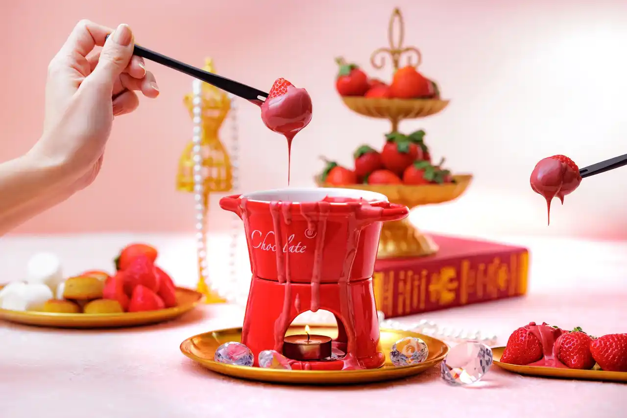 【ホテルニューオータニ大阪】元祖いちごビュッフェに、かわいいピンクのチョコレートフォンデュが新登場！