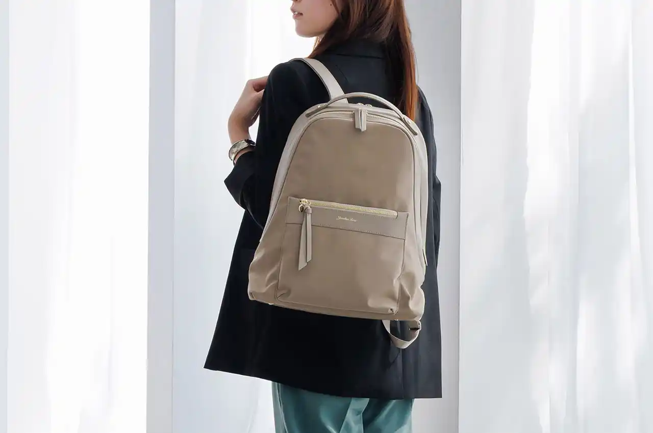 【エース株式会社】 ハンドバッグ派も納得。「ジュエルナローズ」より、きれいめ通勤リュック「ロッティ リュックサック」デビュー