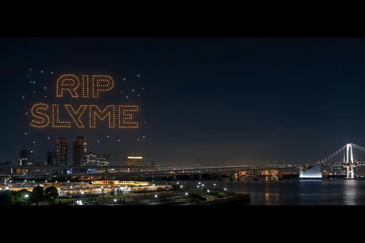 【VISIONOID株式会社】 【日本初※】東京湾岸の夜空に「THANK YOU」の光を。RIP SLYMEの想いを届けるドローンショーを実施。キラナガーデン豊洲にて次世代型OOHのトライアルを実施夜空を舞台にした新たな体験演出