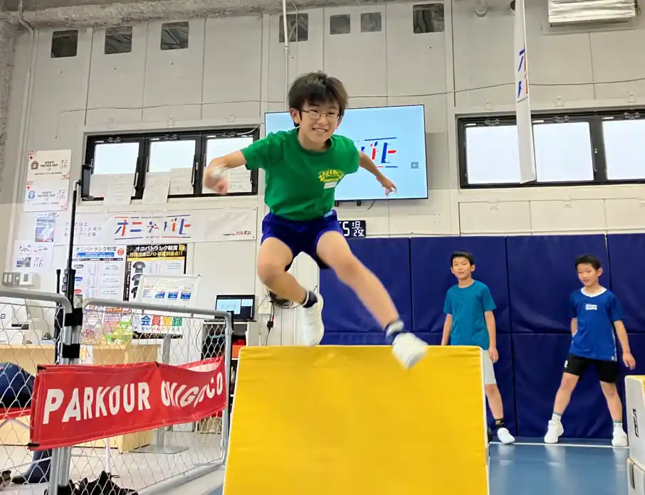 【株式会社リソー教育グループ】 【こどもの休日の過ごし方】新感覚おにごっこスポーツ！パルクールおにごっこ「オニバト」体験ツアー