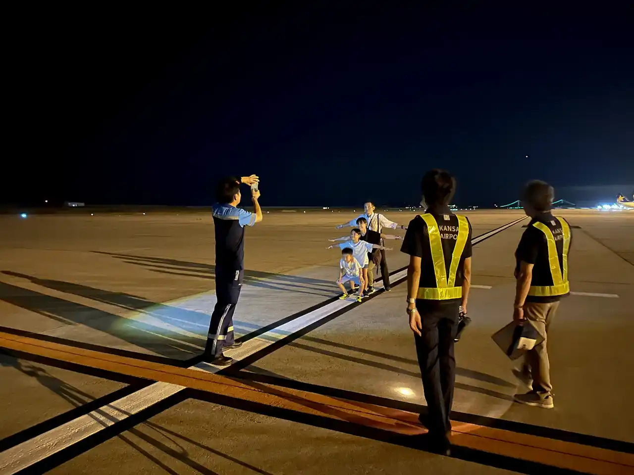 【関西エアポート株式会社】 神戸空港 滑走路ナイトウォークツアーを開催！