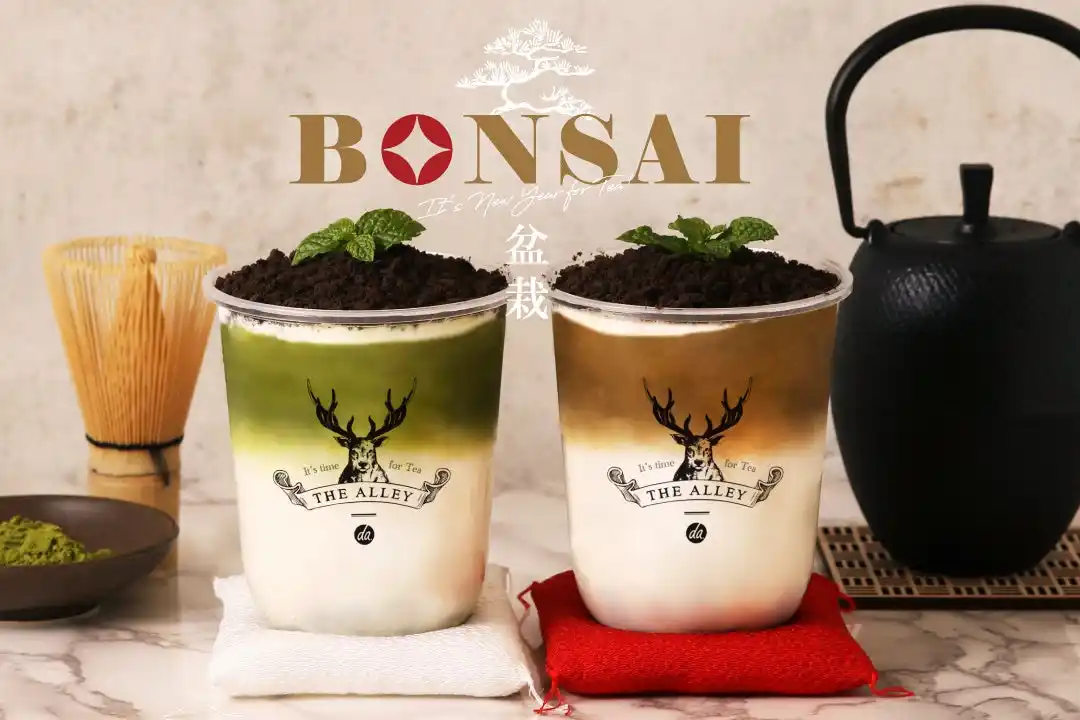 【株式会社ポトマック】 THE ALLEYより、盆栽をイメージした新春限定ドリンク「盆栽ほうじ茶ラテ」「盆栽抹茶ラテ」が12月26日より新登場