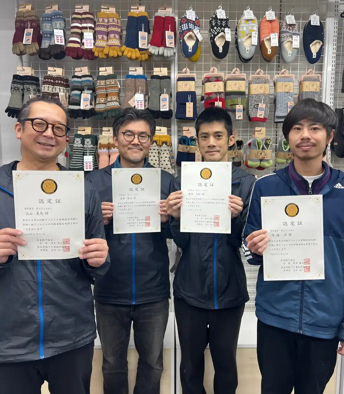 【株式会社フクシン】 てぶくろ屋のフクシンから靴下ソムリエ6名合格しました。