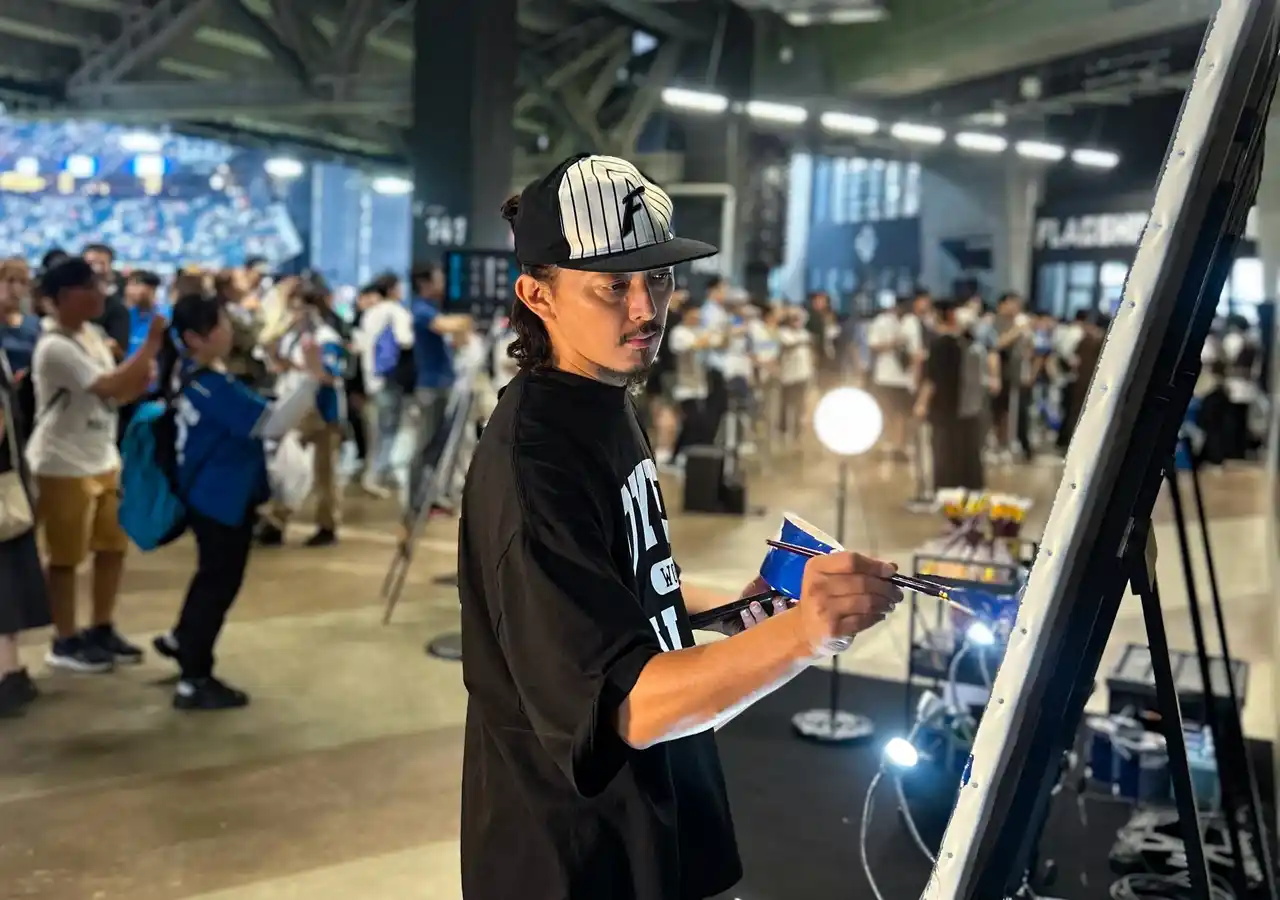 エスコンフィールドHOKKAIDOで壁画を6作品手がけたOVER ALLs、ファイターズ現役選手を描いた個展を開催