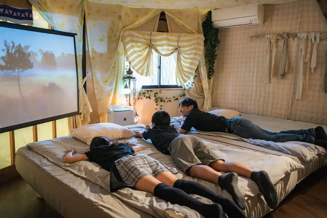 【ウッドデザインパーク株式会社】 【愛知県一宮市】自然に囲まれた非日常グランピング×プライベートシアター誕生！全室にスクリーンとプロジェクターを設置