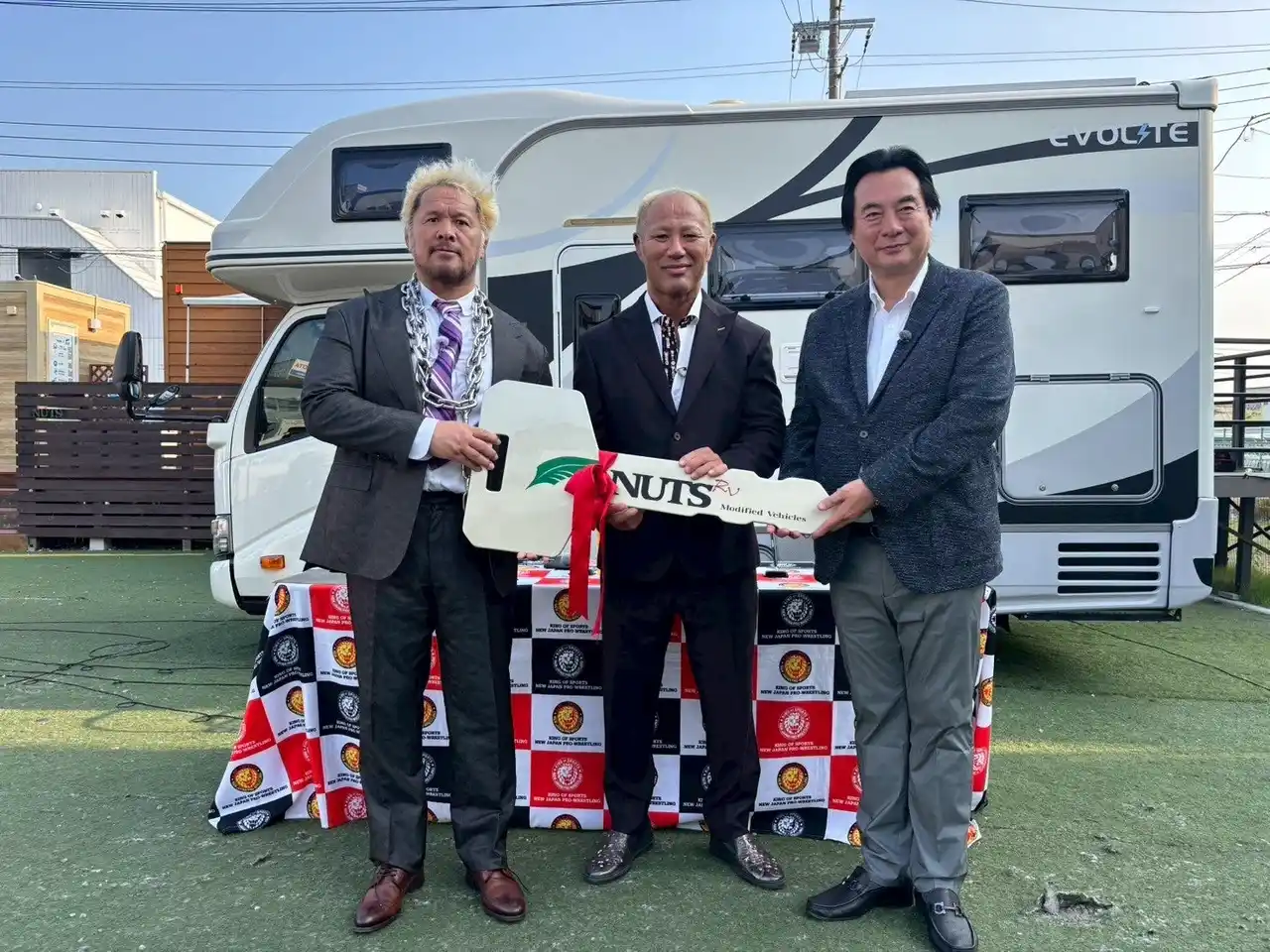 【株式会社ブシロード】 日本最大級のキャンピングカー製造メーカーのナッツRVが新日本プロレスにキャンピングカーを1年間貸与決定！真壁刀義＆本間朋晃が参加した貸与式の様子をレポート！