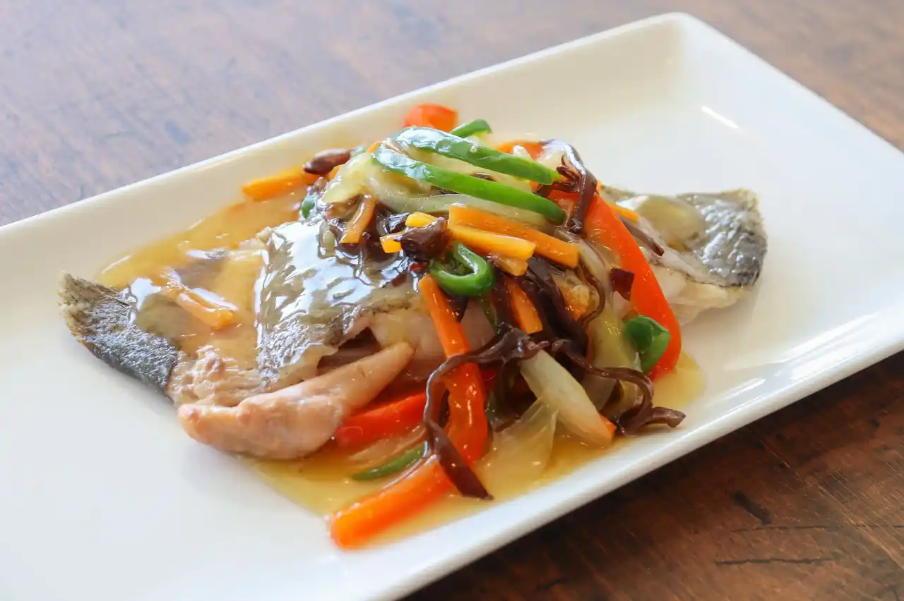 【神戸学院大学】 兵庫県産の魚の魅力を栄養学部生が発信！ 神戸学院大学×兵庫漁連「店頭販売会」12月13日開催