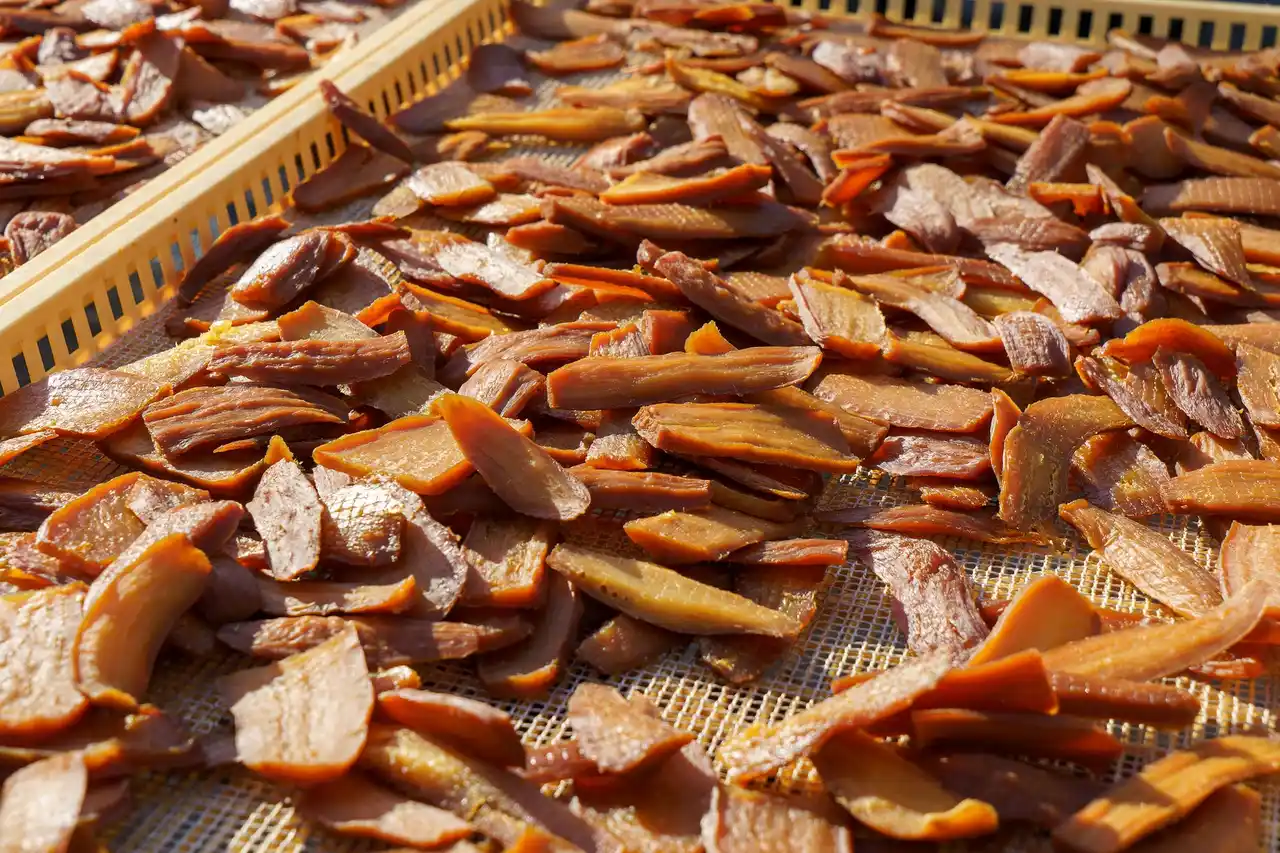 【人口4,000人の町・高知県土佐町の小さな集落から全国へ】1年がかりで育て、仕上げられた黒い干し芋『秦泉寺(じんぜんじ)さんの大釜煮 黒干し芋』をスナックミーオンラインストアで期間限定発売