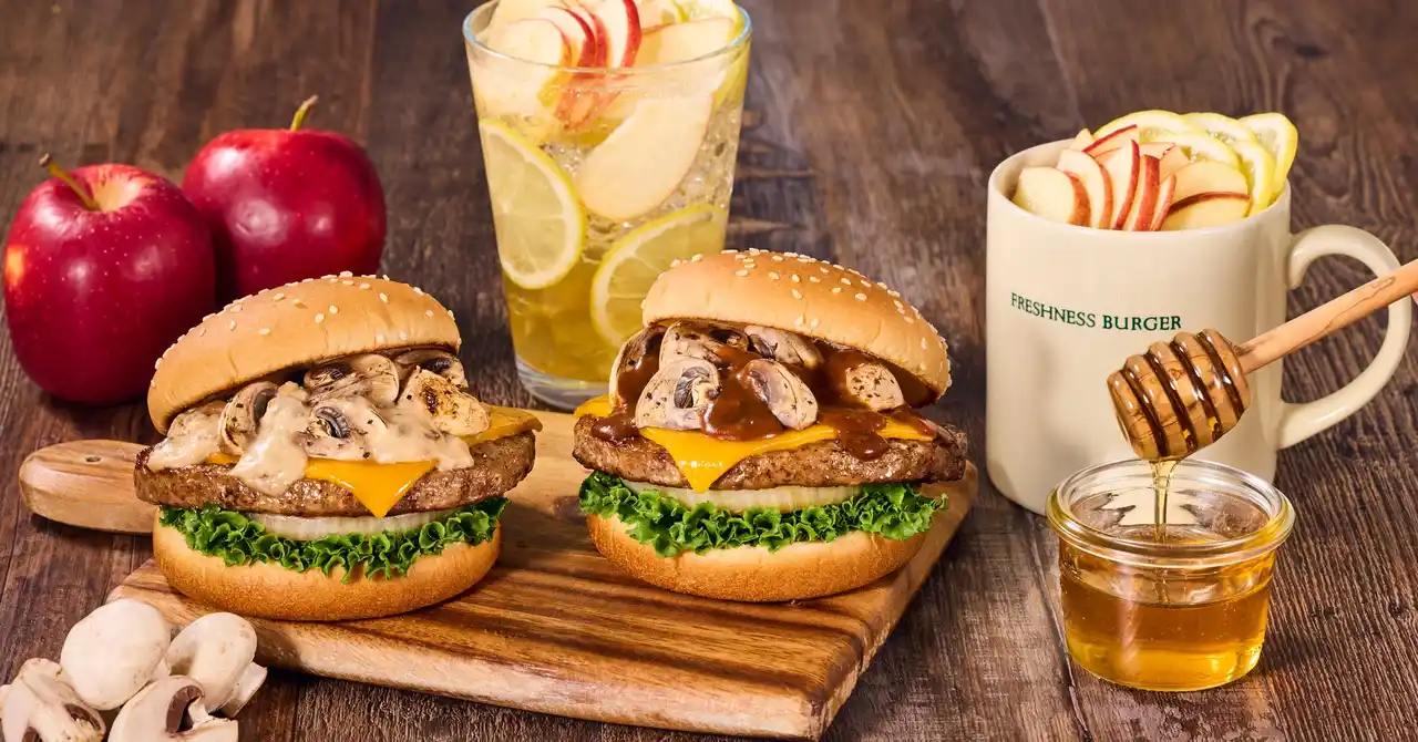 【株式会社フレッシュネス】 月見に夢中？こっちはきのこで味覚革命！秋の定番マッシュルームチーズバーガー、今年は世界三大きのこソースで深み倍増！
