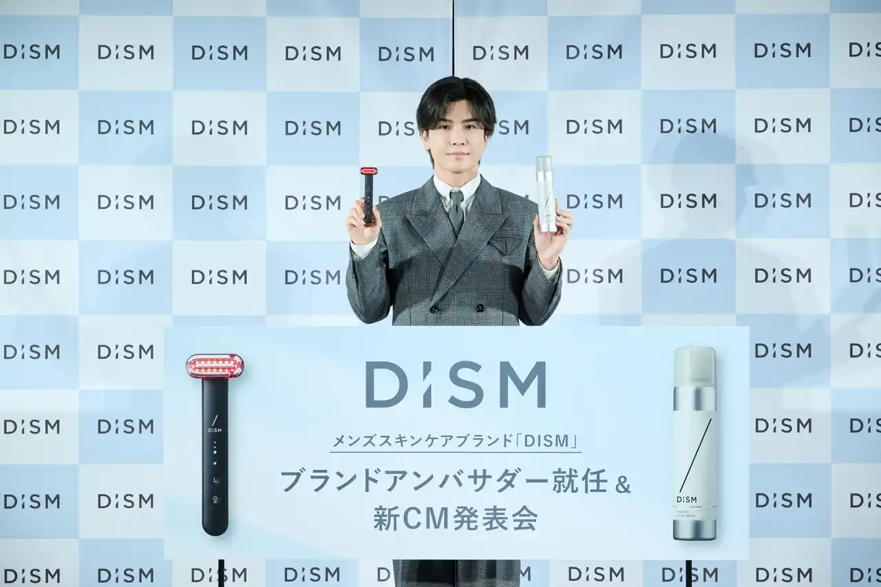【アンファー株式会社】 巨大名刺にびっくり！CMキャラクター「DISMさん」は”自分と真逆のゆるキャラ” ！？岩田剛典さん登壇　メンズスキンケアブランド「DISM」ブランドアンバサダー就任＆新CM発表会イベントレポート