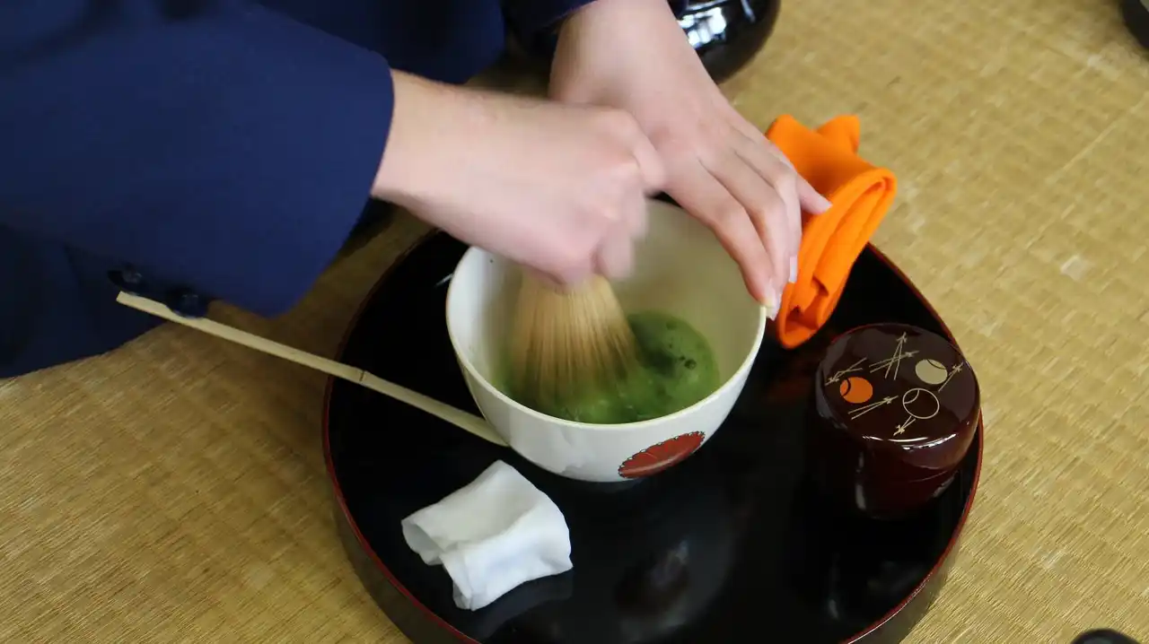 スマホ世代の中学生が「静寂」で見つめる自分と他者。特産・狭山茶のお点前で「おもてなしの心」を学ぶ独自の授業を公開