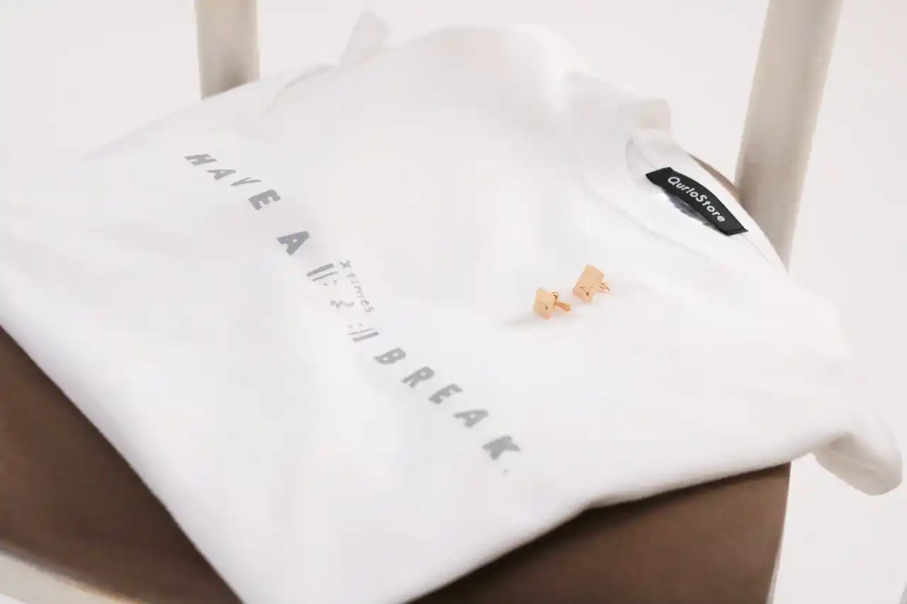 【株式会社baton】 楽譜コーデでお出かけしよう！　通販サイト「QurioStore」から音楽をモチーフにした2つのアイテムが登場！