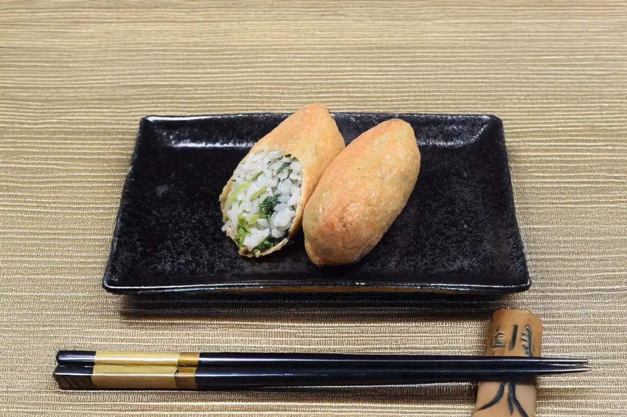 【株式会社梅の花グループ】 【古市庵】1年の無病息災を祈願して…春の七草と野沢菜を混ぜた優しい味わいのいなり寿司を販売