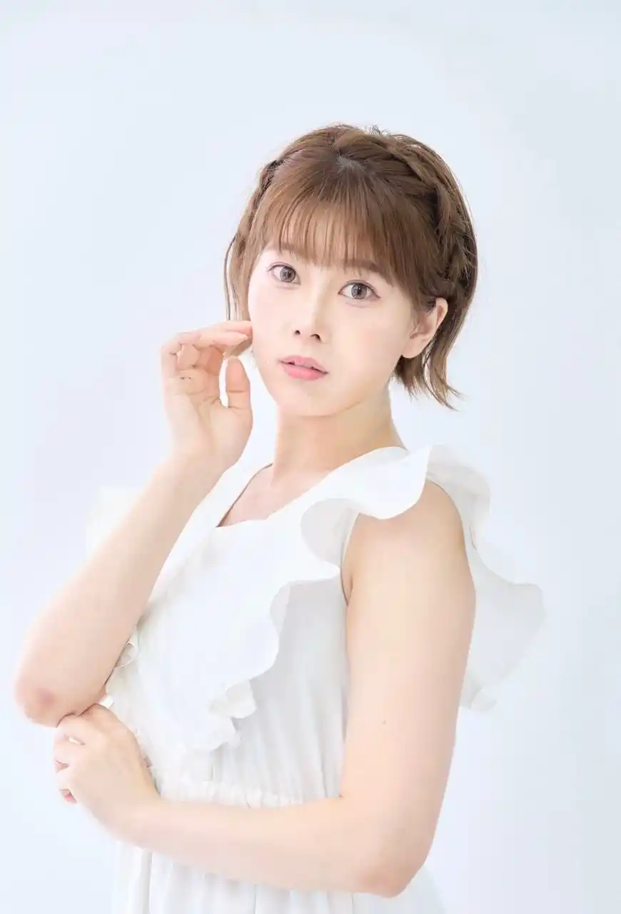 【株式会社イマジカインフォス】 声優・小坂井祐莉絵さんの1st写真集が発売決定！　リングアナや女優としても活躍中の彼女が、初の写真集で新たな魅力を披露。