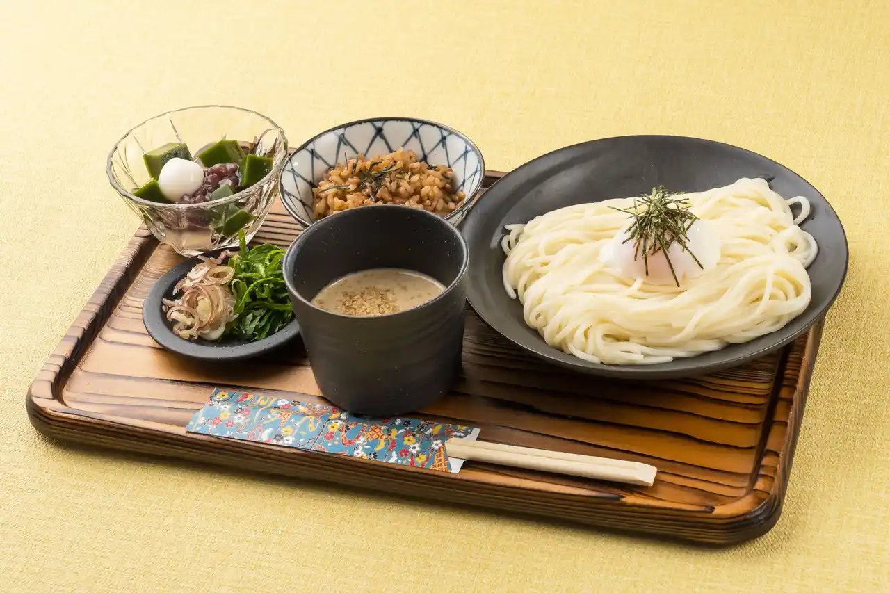 【株式会社京はやしや】 ミシュラン一つ星・京都の名店 「実伶」監修　京はやしやの新メニュー『冷やしごま味噌うどん』が登場