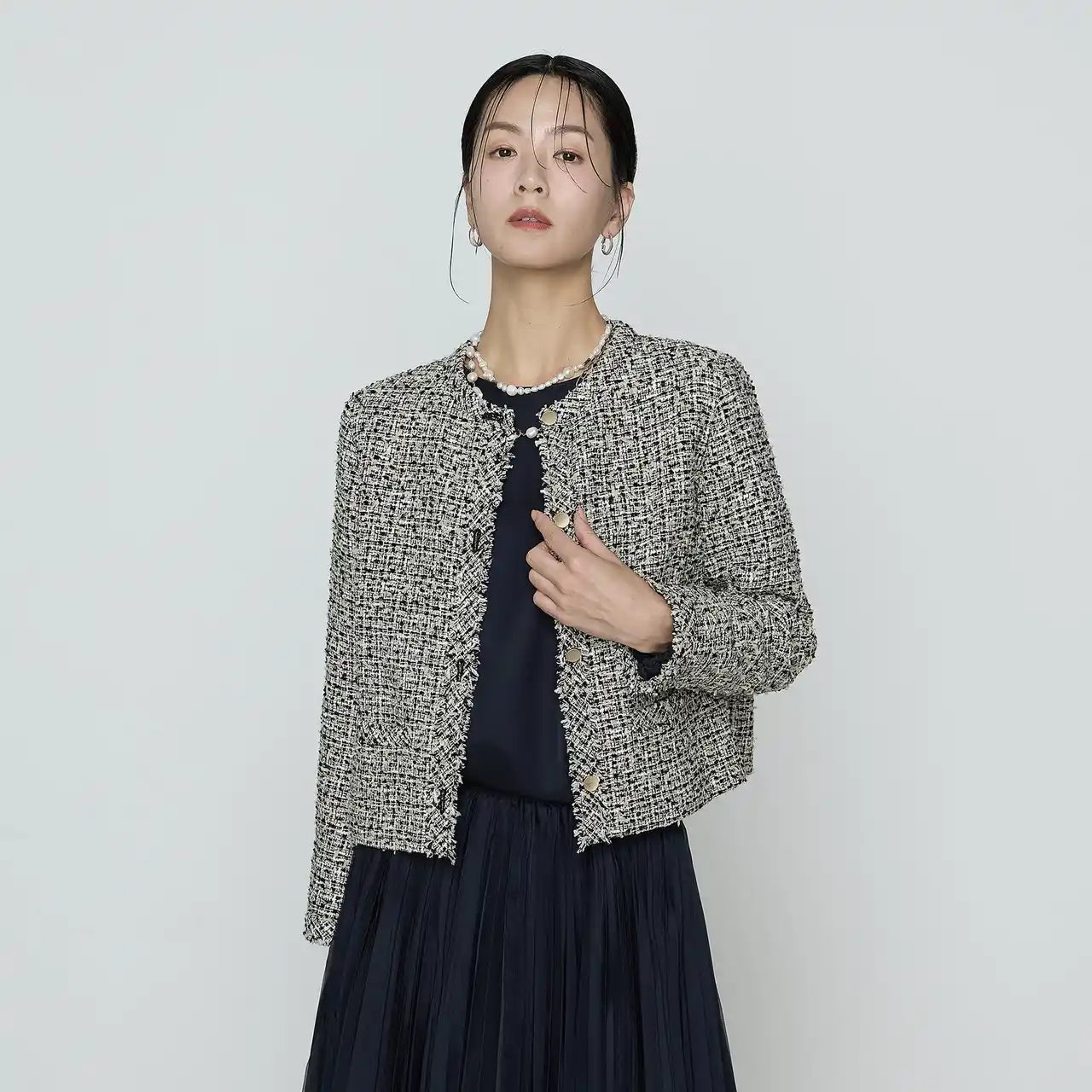 【株式会社ファイブフォックス】 尾州で生まれた“セレモニーツイード”が新登場「K.T KIYOKO TAKASE」4種の意匠糸で織り上げた、上品で華やぐノーカラージャケット