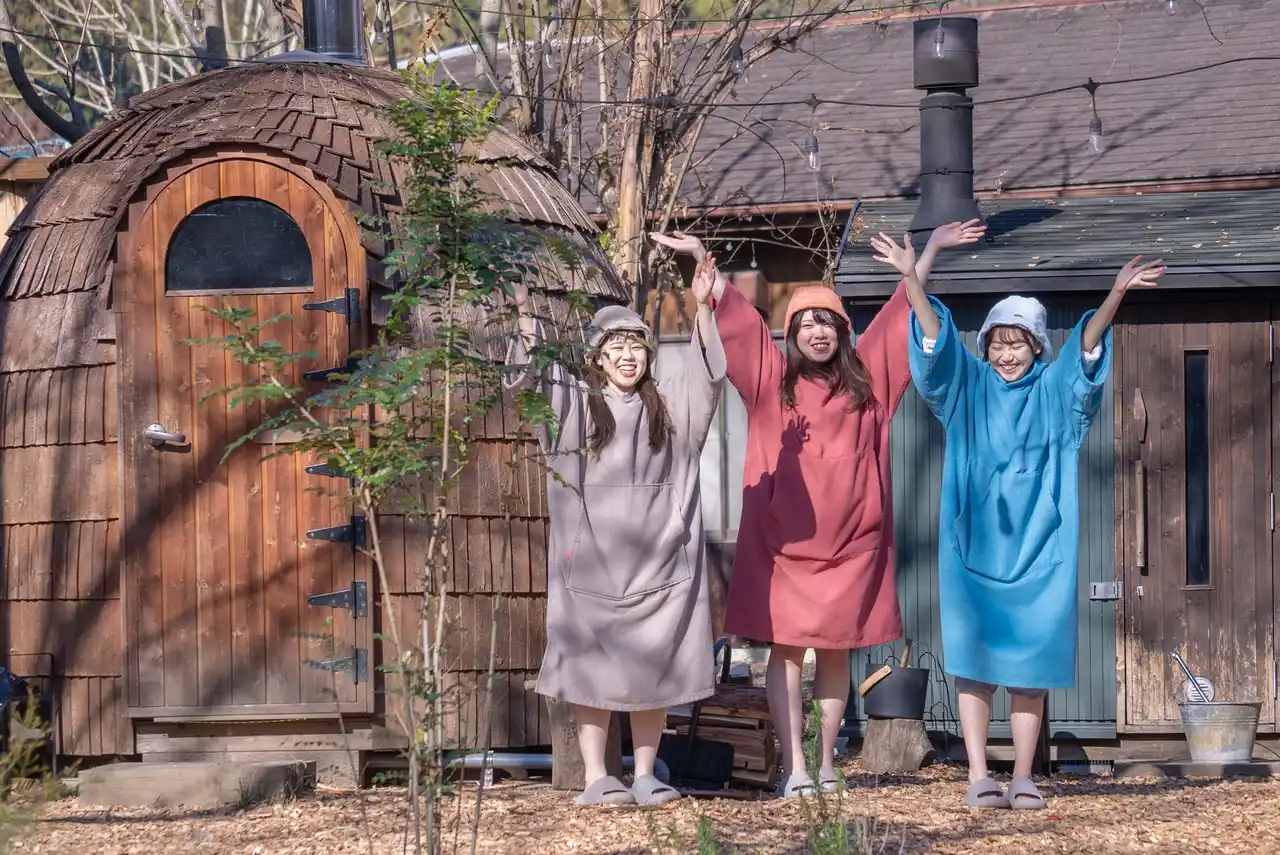 卒業旅行をサウナで応援！　COMORIVERで宿泊とアウトドアサウナをお得に楽しめる「卒業サ旅プラン」を販売開始