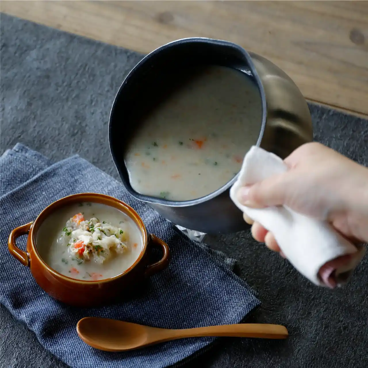 【株式会社シービージャパン】 【新商品】計量いらずでサッと調理、保温も長持ち。copan「二層鋼ミルクパン メモリ付き」で毎日の台所しごとがもっと快適に