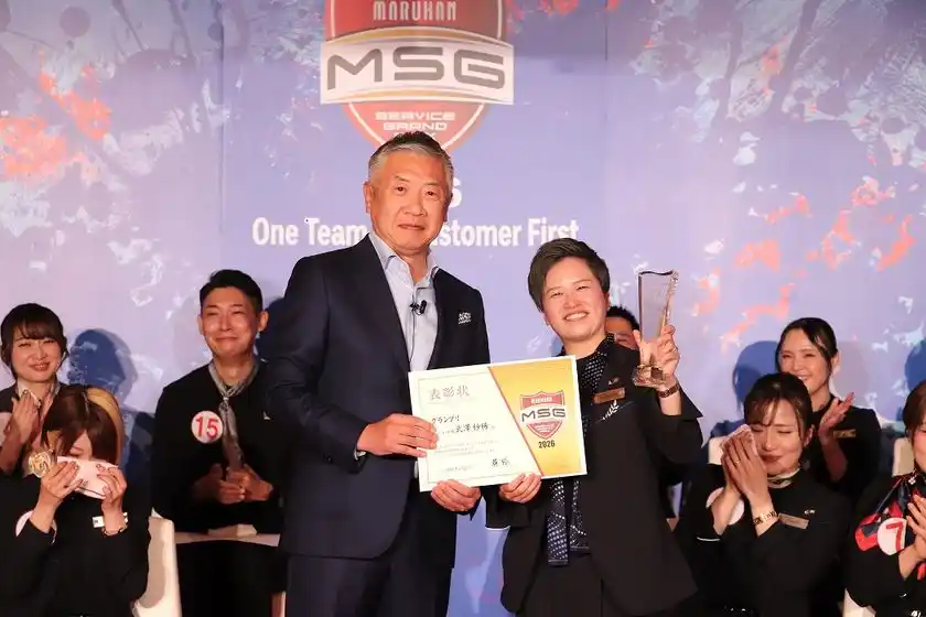 株式会社マルハン 東日本カンパニー社長　韓 裕(左)と、グランプリを受賞した武澤さん(右)