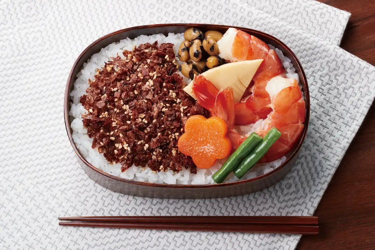 【はごろもフーズ株式会社】 「“のり弁慶”ふりかけ」にライバル登場！？その名も「“ぶし若丸”ふりかけ」！！自慢の味かつおたっぷりで素材感満載！おいしさも食べ応えも抜群なふりかけ