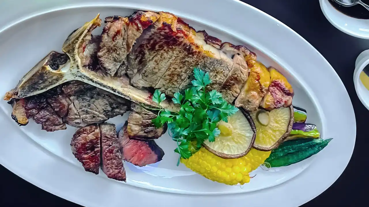【株式会社関屋リゾート】 極上の焼き加減は700℃の高温から。THE PEAKだけのTボーンステーキ