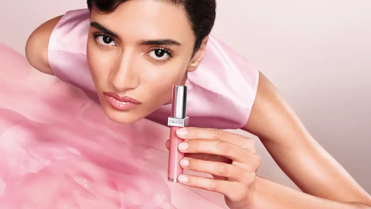 【プラダ ビューティ】 ＜プラダ ビューティ＞ ひと塗りで叶う、反射するような艶と発色。包み込むような潤いが24時間*続く「プラダ リフレクション リキッド バーム グロス」誕生。