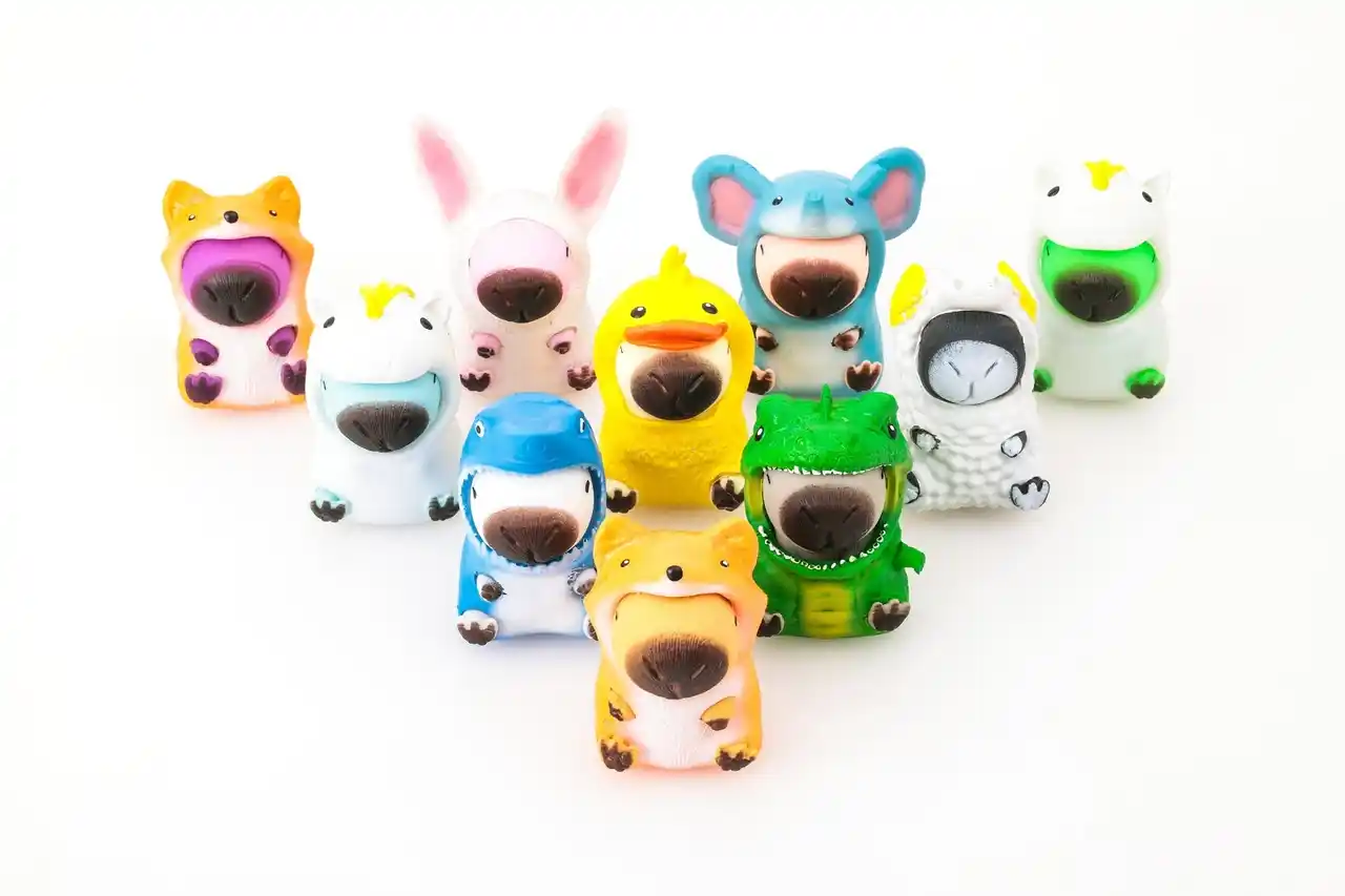 【株式会社　宝島社】 ～出版社が立ち上げた玩具ブランド「宝島社トイズ」～クセになる触り心地の“激カワ”フィギュア「カピころ」新登場！ 12/17発売