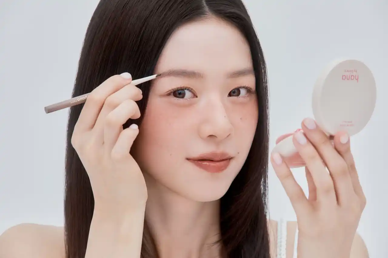 【株式会社ファミリーマート】 ファミリーマート限定「hana by hince」1周年！ブランド初のアイブロウペンシル発売でフルメイクが可能に色持ちが自慢のリップティントは春カラー３色新登場！