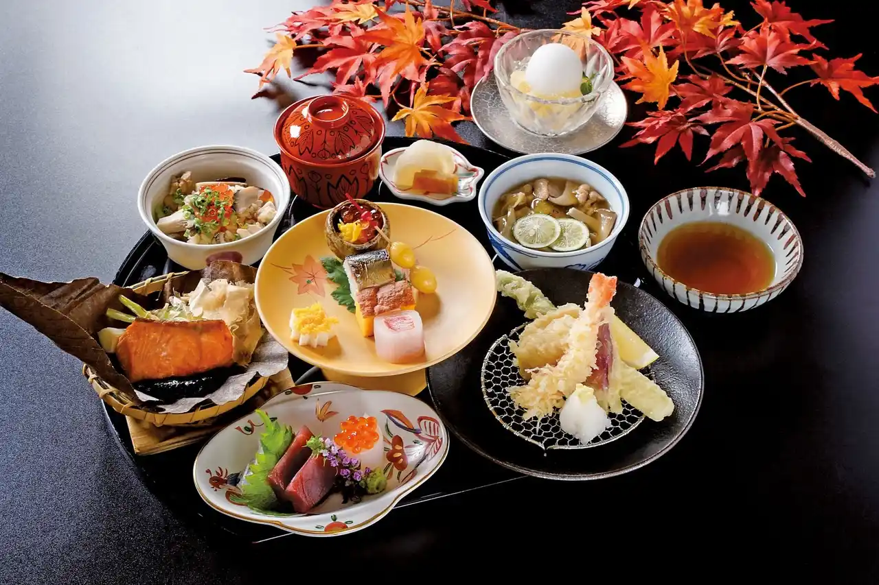 【明治記念館】“「秋ざんまい御膳（8,470円・税サ込・室料サービス））」は平日限定のランチ御膳！”　懐石料亭「花がすみ」が期間限定でご提供するお得なランチメニューをご賞味ください