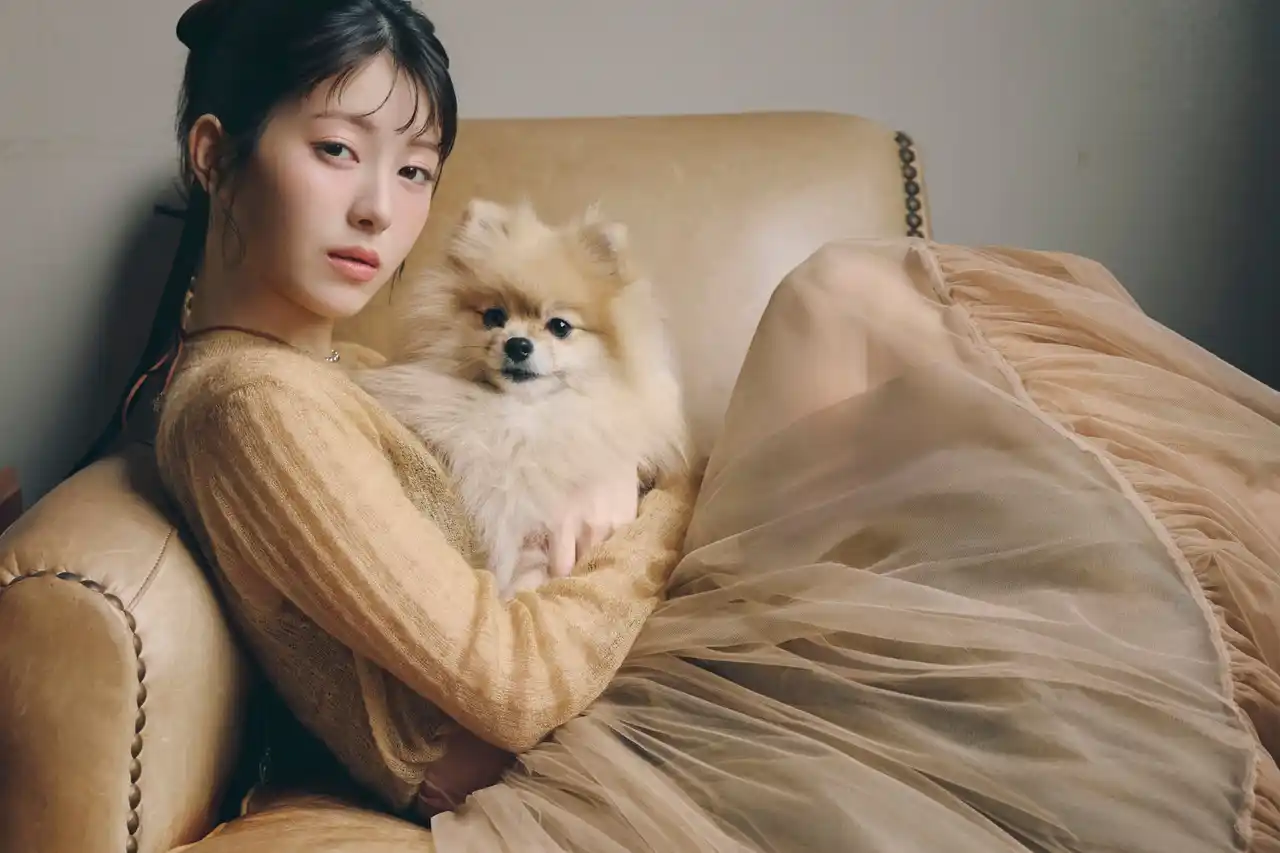 【株式会社KADOKAWA】 愛犬たちとのモードなカットで迎える新年度！浜辺美波カレンダー2026年4月始まりカレンダー発売決定！