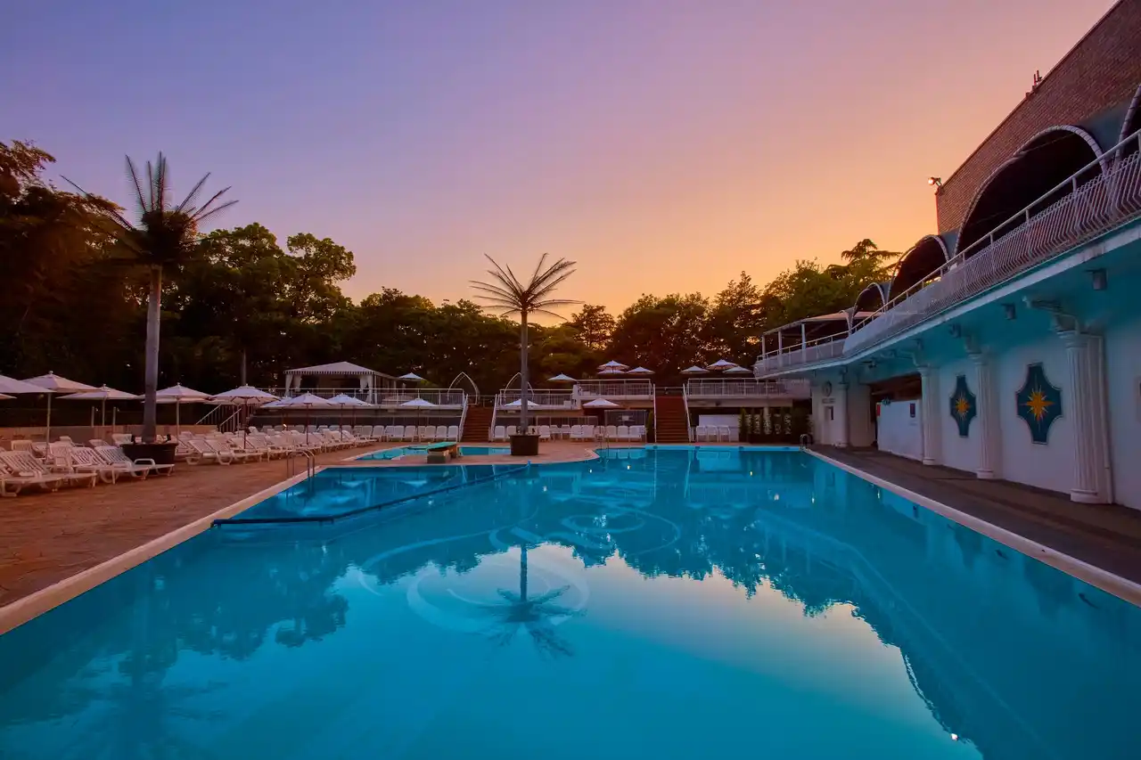 【ホテルニューオータニ】 暑さ続行でプール延長！泳ぎ放題、遊びまくりの満喫宿泊プラン！