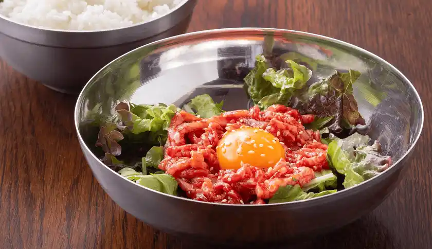 金沢焼肉シーンに、極上生タンに続く新名物誕生！生食用食肉取扱施設「みさも」だからこそ提供できる、新鮮牛肉×特製ソースの極上「ユッケビビンバ」