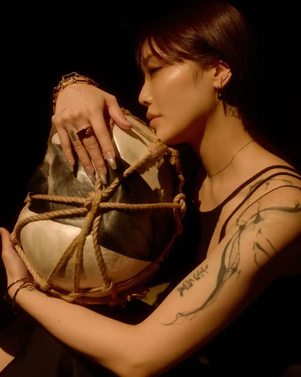 【CENE(セネ)】墨と筆を巧みに使い、モダンジャパニーズを表現する現代アーティスト なごん / NAGON とのコラボレーションヴィジュアルを公開