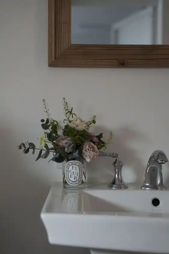 水場に小さなお花を飾る